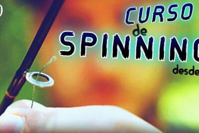 Curso de Spinning de pesca desde cero - Guía práctica para principiantes, caña y anilla en primer plano con una mano ajustando la línea sobre un fondo desenfocado.
