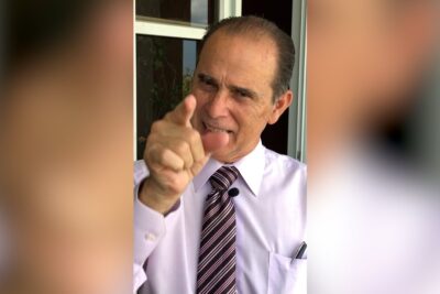 Hombre con camisa clara y corbata rayada señalando con el dedo 4gAH3nGztQ 10