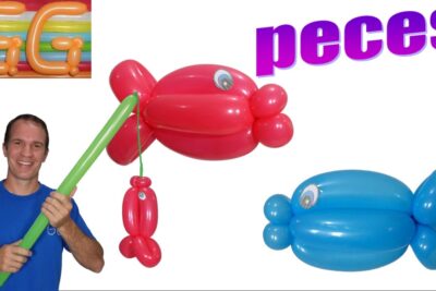 Dos peces de globos (rojo y azul) con ojos adhesivos y persona sosteniendo una caña de globo 5OV0 CrPfTQ