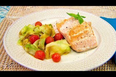 Filete de salmón grillado con calabacín en láminas, tomates cherry y hoja de albahaca 6wT5uQaRKoA