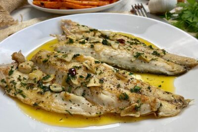 Filetes de pescado blanco al ajillo con láminas de ajo, perejil y aceite 7Z7q06p6knc