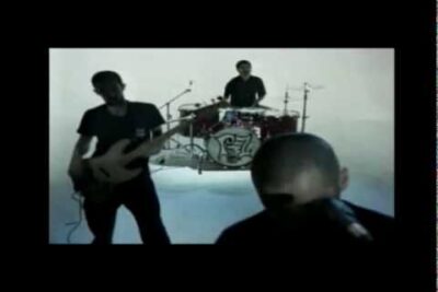 Trío de músicos en estudio blanco con batería central y bajo, imagen 7jdAHDlqivM.