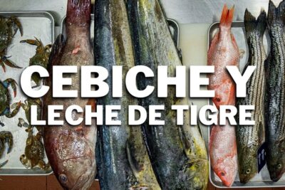 Bandejas con varios pescados enteros y cangrejos frescos bajo texto grande 'CEBICHE Y LECHE DE TIGRE' 8YBiS1x Kn8
