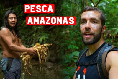 Dos hombres en la selva junto a un río, uno con mochila y pintura facial y otro sosteniendo material vegetal para pesca 8fAyQ9kMqCI