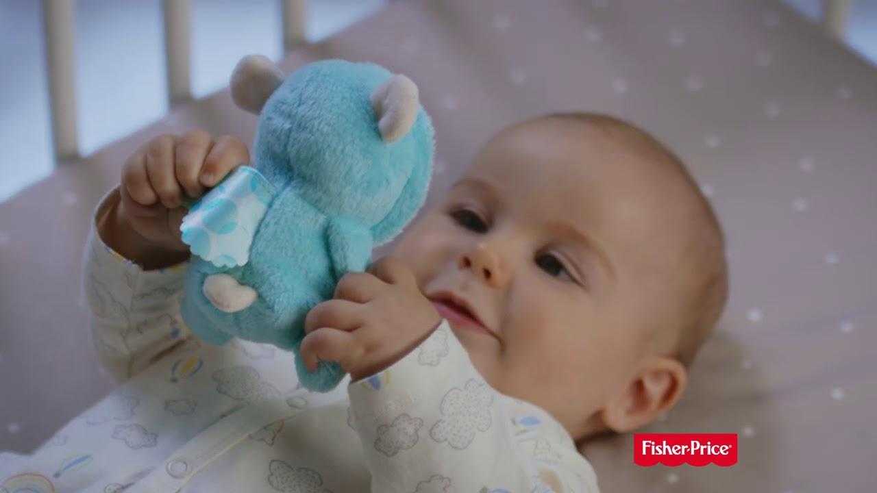 Bebé acostado sujetando un peluche azul con alas 9tD0CtTrPQE