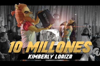 Mascota entrega placa plateada mientras una artista celebra 10 millones BeRKkz7CgPo
