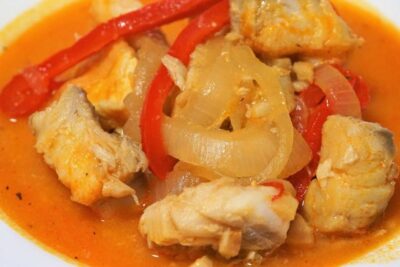 Guiso de pescado con salsa anaranjada, tiras de pimiento rojo y cebolla C gpLwvnCYs