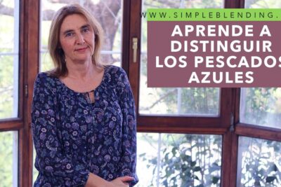 Mujer frente a ventanas con cartel que dice aprende a distinguir los pescados azules