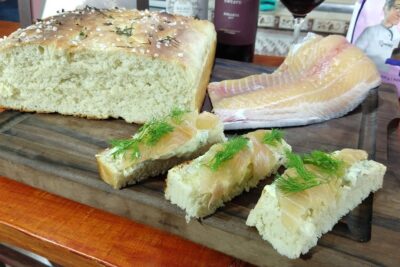 Rebanadas de pan artesanal con lonjas de pescado ahumado y eneldo DIZVPIGi j8