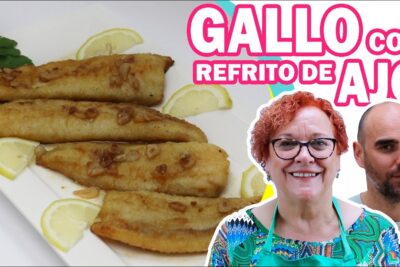 Filetes de gallo dorados con refrito de ajo y rodajas de limón en un plato, DggQNt4oHKY.