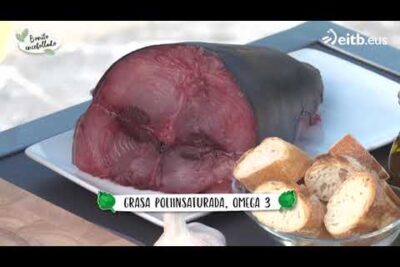 Lomo de atún oscuro y jugoso servido en plato con rebanadas de pan y salsa, Eh3EjEqOT9A
