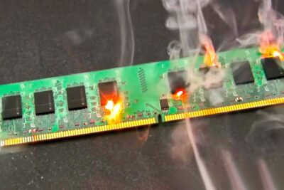 Módulo de memoria RAM con chips incendiados y humo visible GOFe kMF9V4.