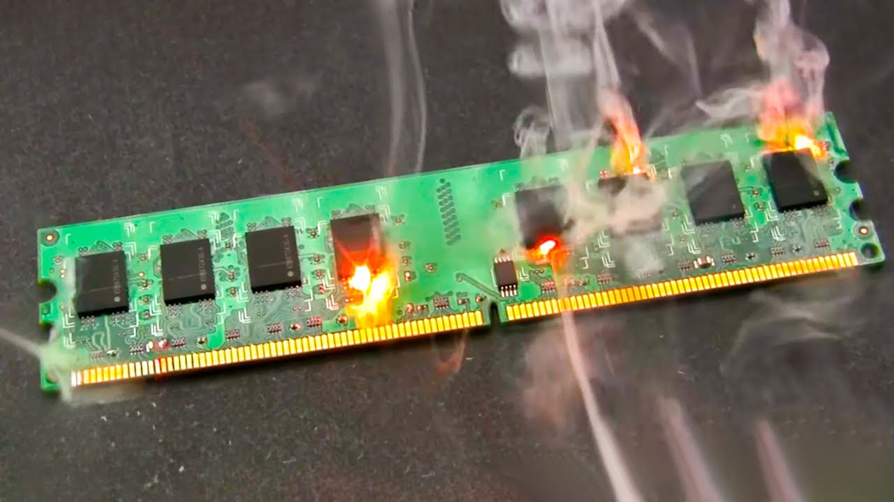 Módulo de memoria RAM con chips incendiados y humo visible GOFe kMF9V4.
