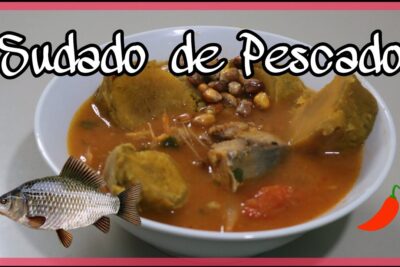 Tazón de sudado de pescado HJVMP9jjLbw con trozos de pescado y acompañamientos en caldo rojo