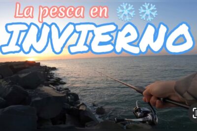 Persona con caña y carrete pescando desde un rompeolas al atardecer con texto 'La pesca en INVIERNO' HSCS638WpVo.