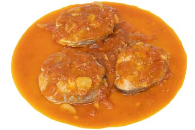 Tres rodajas de pescado cubiertas de salsa de tomate anaranjada KyEptxg2mQ 3