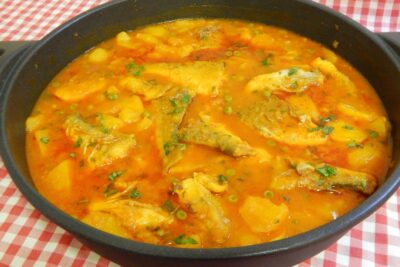 Cazuela de guiso de pescado con patatas en salsa roja Lw4yCk9POQ 3