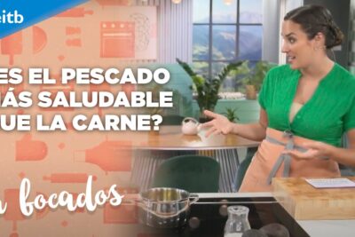 Presentadora en set de cocina explicando si el pescado es más saludable que la carne M1BQei Darg