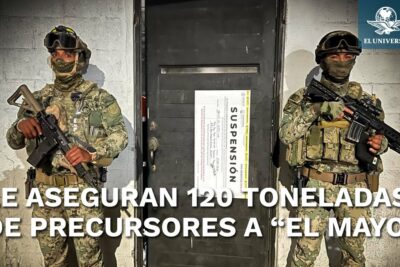 Soldados armados flanqueando una puerta con un aviso de suspensión Nsl4 mnNxcM