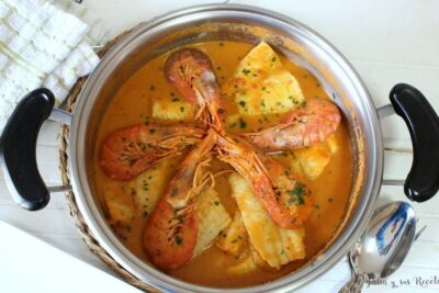 Cazuela de mariscos con gambas y filetes de pescado en salsa anaranjada Pu Hd2T3qaw