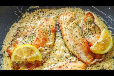 Filetes dorados en salsa cremosa de limón con rodajas de limón QMmQ3xEZLxE