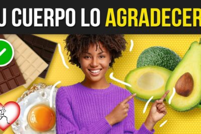 Mujer sonriente señalando aguacates, huevo y chocolate como opciones saludables QNTDsvoNJRQ