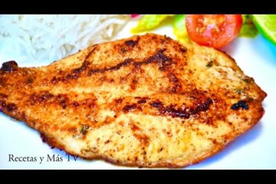 Pechuga de pollo a la parrilla dorada QiRs6F4OB1U servida con arroz blanco y rodajas de tomate y limón