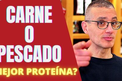 Hombre con gafas señalando frente a un gran texto 'CARNE O PESCADO' sobre fondo rojo