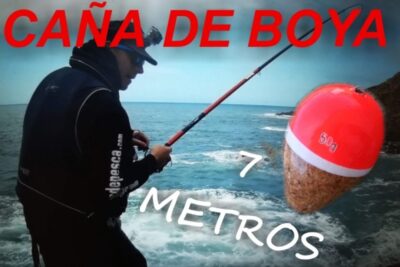 Pescador en la costa con caña de boya THCK1aLiENU y flotador rojo de 50g