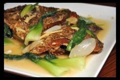 Pescado dorado en salsa con bok choy y cebolla VCuAqJ8NB4M