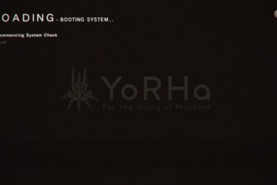 Pantalla de carga oscura con texto LOADING, comprobación de sistema y logo YoRHa WC8aDUUyutY