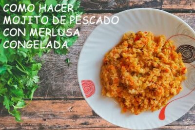 Plato de mojito de pescado triturado con merluza congelada y cilantro sobre mesa de madera XD2dDRjF9m8