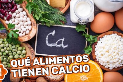 Variedad de alimentos ricos en calcio Y Uh2zrYhk0 con huevos, leche, queso, frijoles, guisantes y naranja junto a un pizarrón con 'Ca'