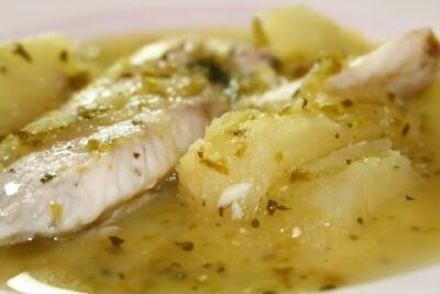Filete de pescado tierno con patatas en salsa aromática Zkeyb81vdz0