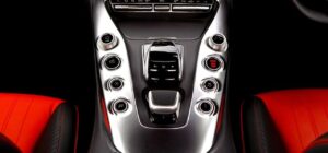 Consola central de automóvil con palanca de cambios, botones circulares cromados y asientos de cuero rojo accesorios seguridad pesca kayak guia consejos