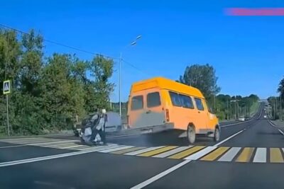 BFwPuHu ftY muestra una furgoneta amarilla impactando una motocicleta en un paso de peatones.