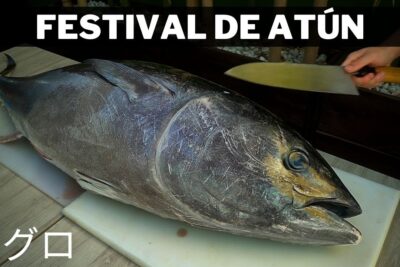 Atún gigante entero sobre tabla con cuchillo listo para cortar bOMBljeDo9Y