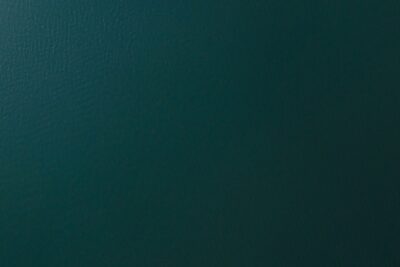 Superficie de agua oscura y tranquila ideal para ilustrar como evitar acumulacion agua interior kayak pesca