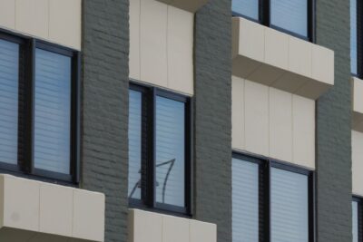 Fachada de edificio con ventanas repetidas y paneles que acompaña consejos dispositivos detectar peces pesca hielo