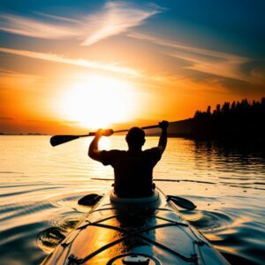 Persona remando en kayak al atardecer sobre aguas calmadas, consejos enfrentar vida marina peligrosa pesco kayak.