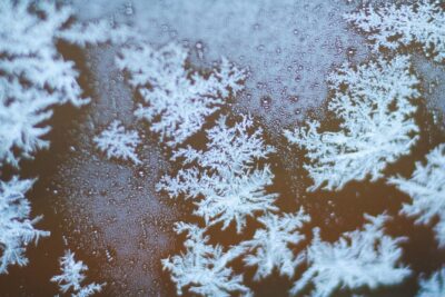 Primer plano de escarcha y copos de nieve en vidrio, consejos seguridad caminar sobre hielo competencias pesca