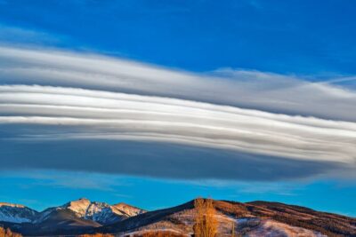 Formación de nubes lenticulares en cielo azul sobre montañas nevadas, consejos tecnicas eficaces presentar cebo truchas