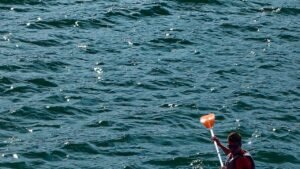 Un bote de kayak de pesca con herramientas y productos de mantenimiento alrededor
