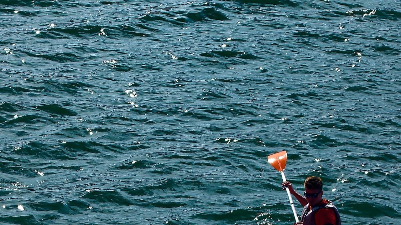 Un bote de kayak de pesca con herramientas y productos de mantenimiento alrededor