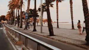 Paseo costero con palmeras, playa y ciclovía al atardecer, ideal para destinos ensueno pesca mosca agua salada panama