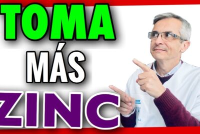 Hombre con gafas y bata blanca señalando texto grande TOMA MÁS ZINC e mXTTprM0w