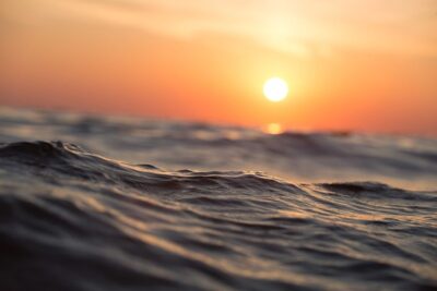 Olas del mar al atardecer iluminadas por el sol, imagen evocadora para guia consejos limpieza pesca mosca agua salada