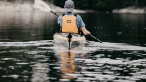 Un kayak de pesca guardado de forma segura en un soporte de pared