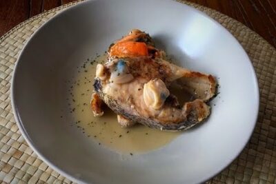 Rodaja de pescado en caldo claro acompañada de mariscos y hierbas iChxbDS vck