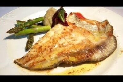 Filete de pescado dorado a la plancha acompañado de espárragos verdes y puré, jTkUITcXzQM